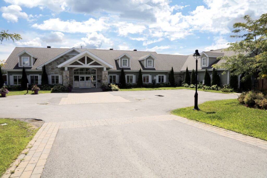 Comment la massothérapie peut offrir confort et sérénité en soins palliatifs 1 Devanture de la Maison Adhémar-Dion de Terrebonne en soins palliatifs