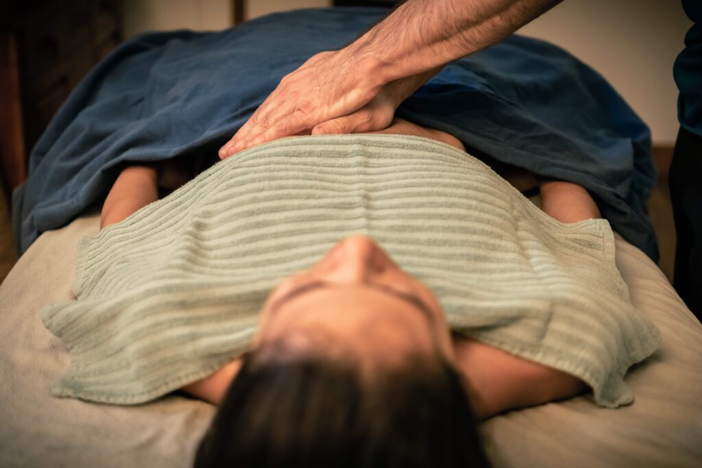 massage du ventre/abdomen (massothérapie nausée)