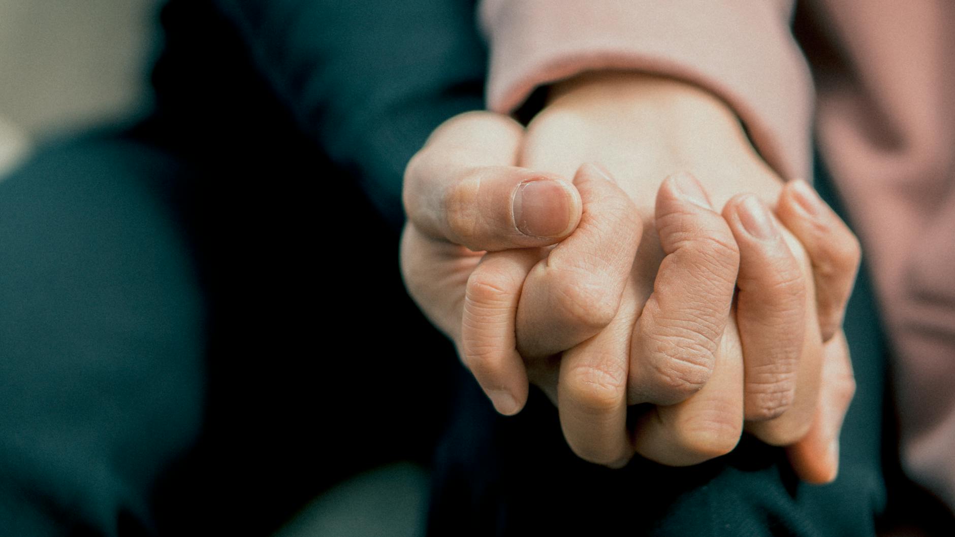 Un simple massage des mains : créer un lien apaisant avec ton proche 1 photo of holding hands