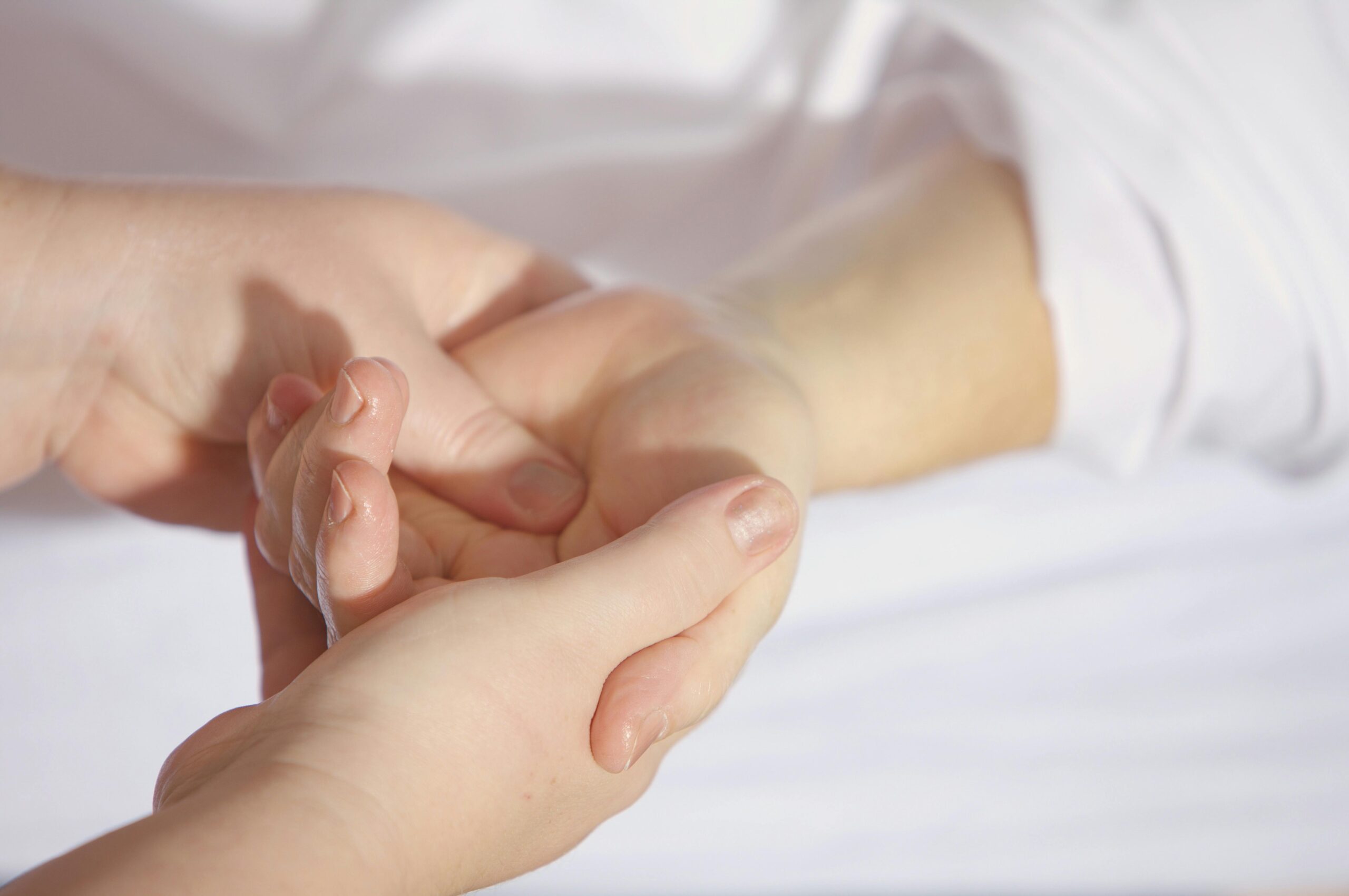 4 Massage de mains (donner un massage)