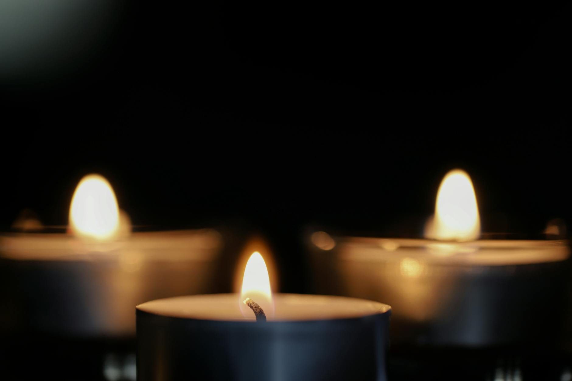 Le toucher comme soutien : apaiser et réconforter grâce au massage 1 lumière de trois chandelles réconfortantes et intimistes (toucher comme soutien)