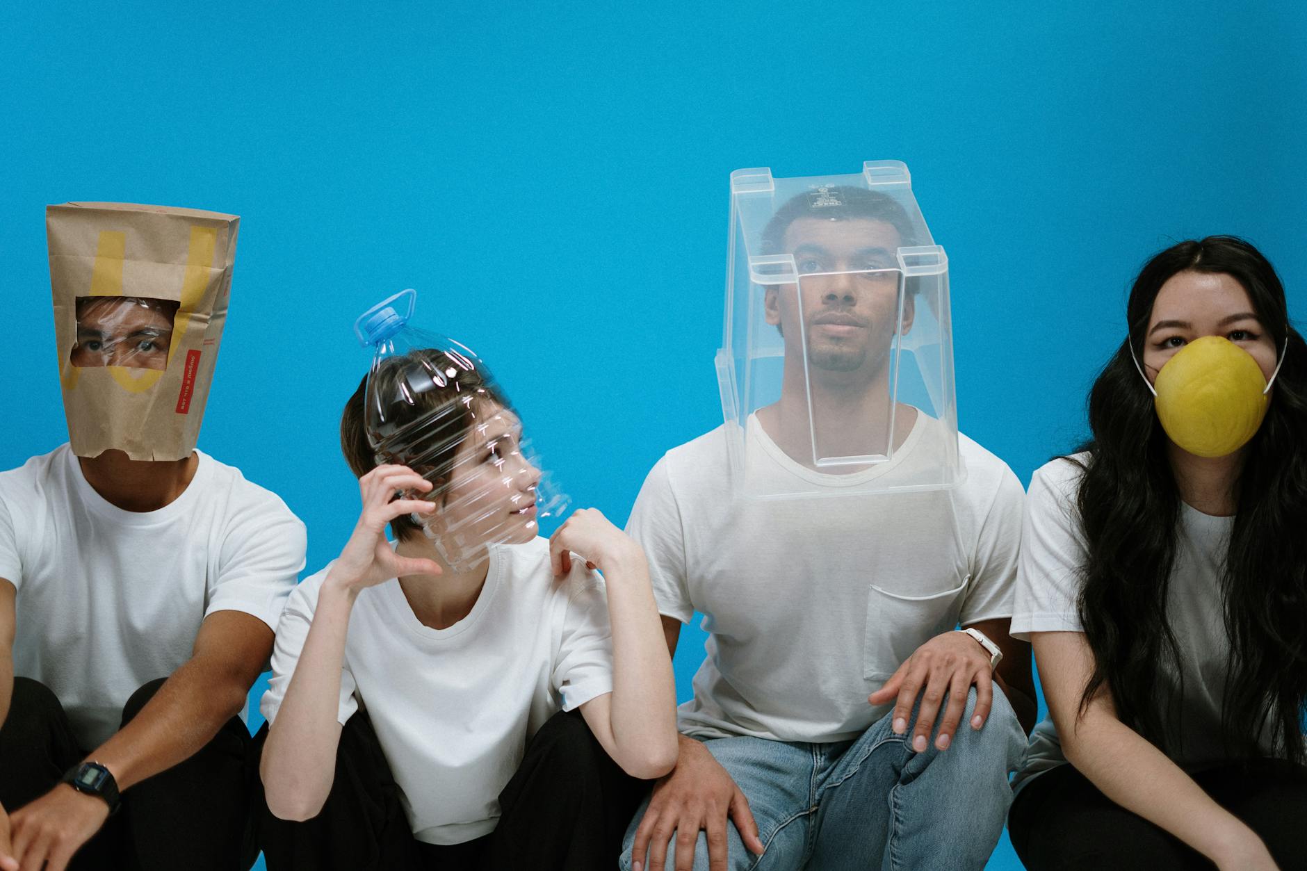 Tensions musculaires et inquiétude : comment les apaiser avec un massage ciblé 1 Personnes avec des "masques" de tous genres (tensions musculaires et inquiétude)
