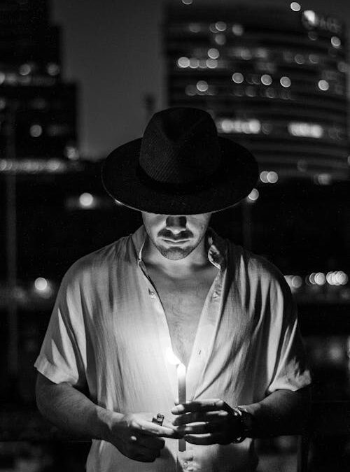 https://www.pexels.com/fr-fr/photo/portrait-urbain-dramatique-a-la-lueur-des-bougies-30909035/