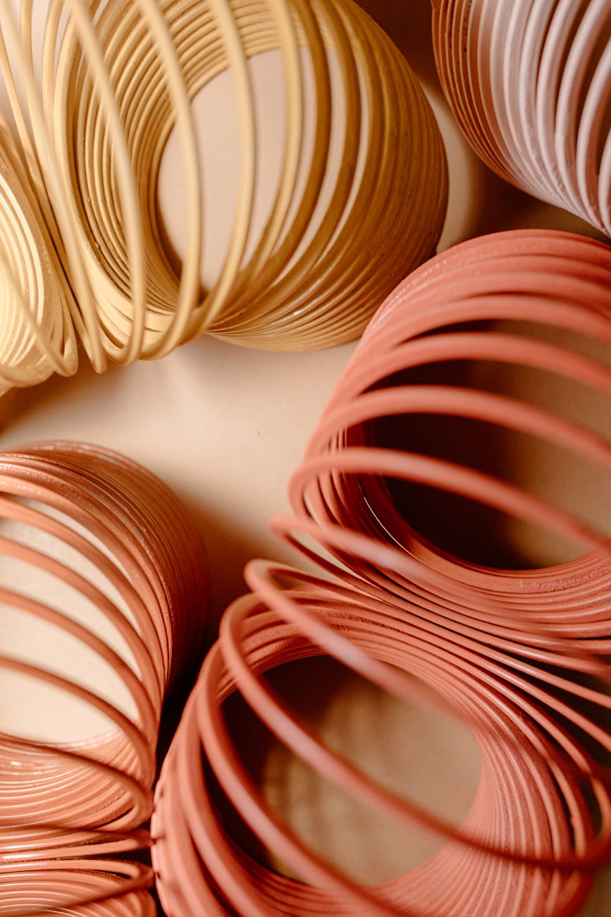 gros plan d'un slinky qui s'étire (massage et cicatrices)