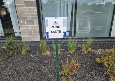 Espace de stationnement ZONE SANTÉ juste devant la clinique