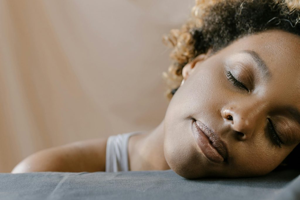 Oncomassothérapie : Se reconnecter à soi, au-delà de la maladie 5 pexels cottonbro 6732407