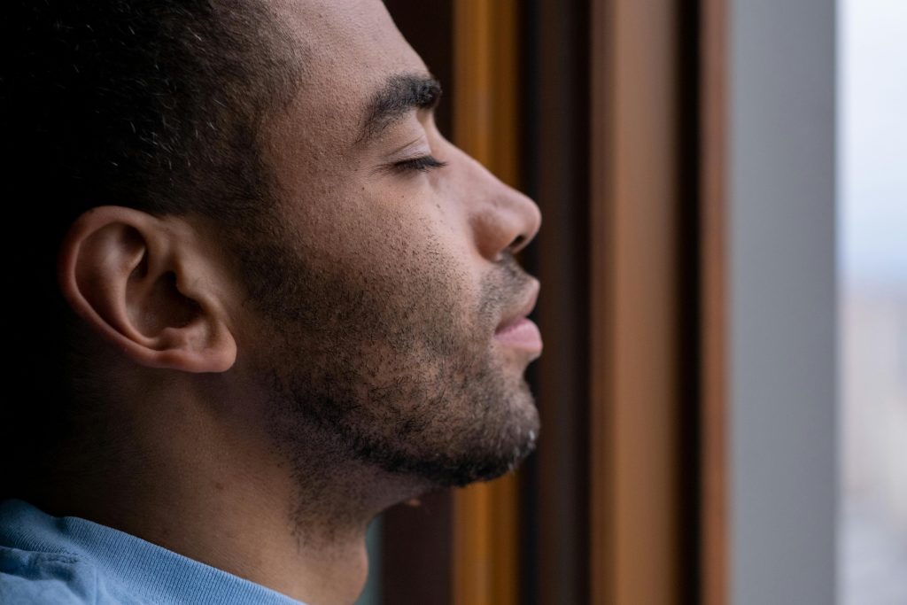 Oncomassothérapie : Se reconnecter à soi, au-delà de la maladie 1 Oncomassothérapie offrant un moment de calme et de reconnexion à soi pour une personne atteinte