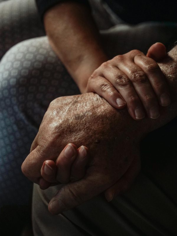 Massage en fin de vie imminente 6 A touching close-up of hands symbolizing support and compassion between generations.