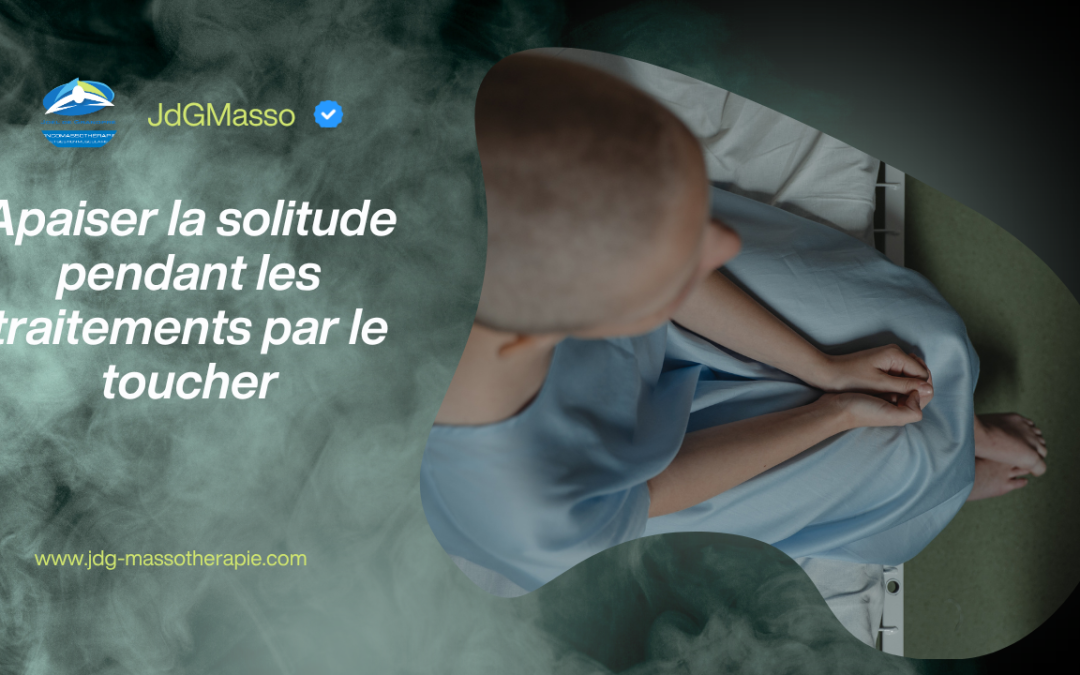 Personne atteinte de cancer, chauve et vêtue d’une blouse bleue, assise seule sur une table de traitement dans une chambre médicale.